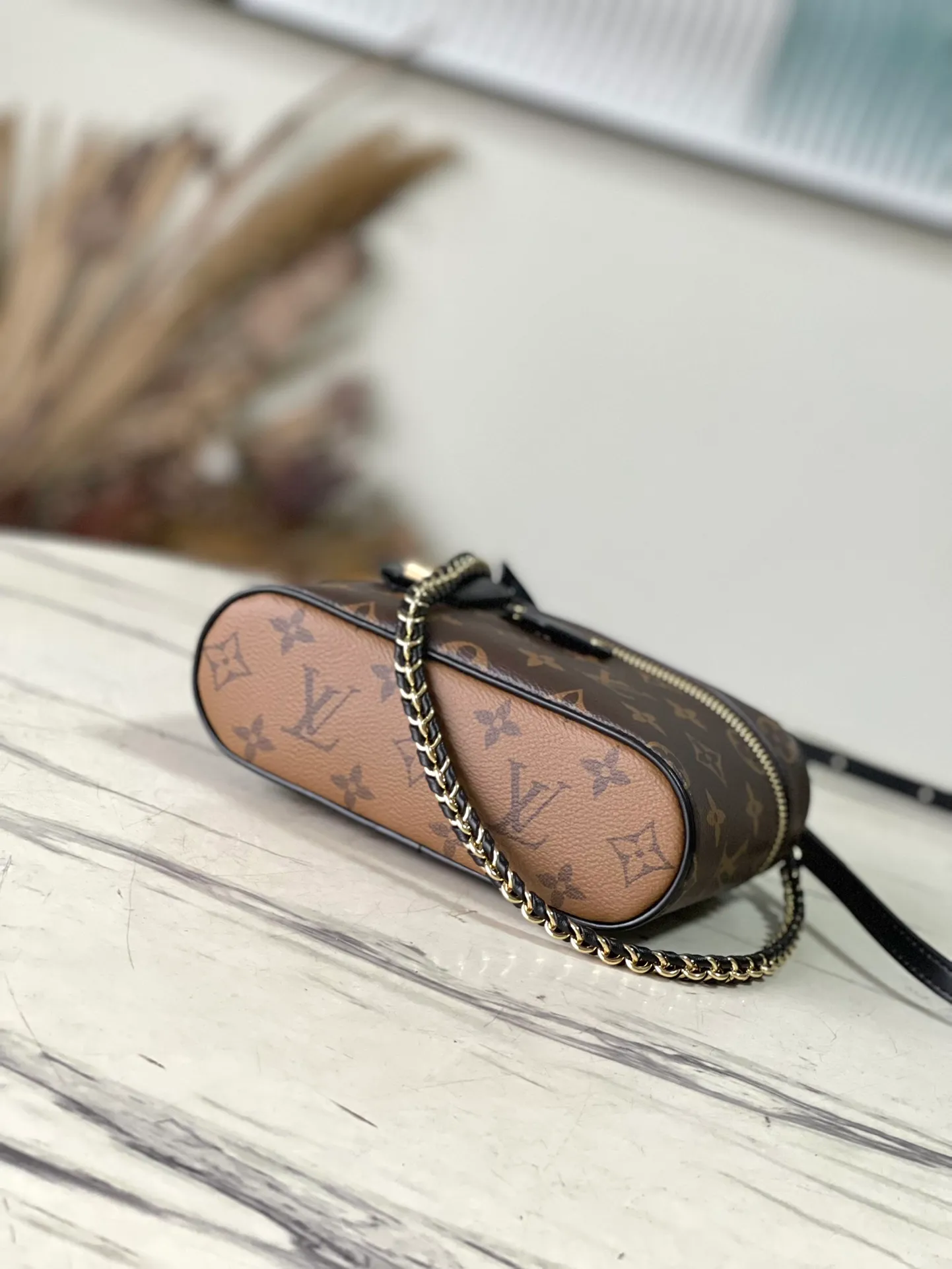 💰760 (steel hardware) top original order M47125 Vanity Chain Pouch handbag is inspired by the classic cosmetic case. Interpret the spirit of travel with Monogram canvas. The top handle and detachable braided chain are infused with leather elements, complementing the clean lines of the bag. The V-patterned padlock and leather key bag continue the iconic details. Dimensions: 19 × 11.2 × 6.5 cm