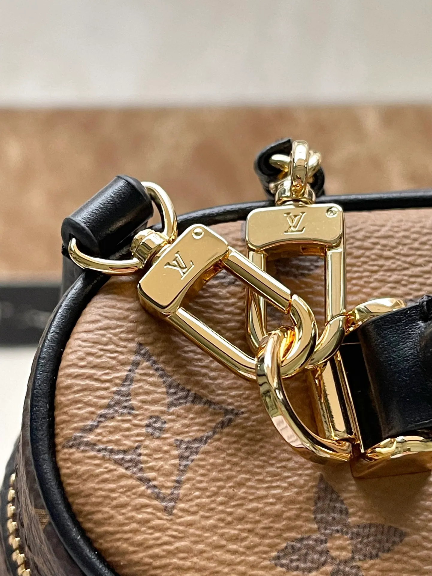 💰760 (steel hardware) top original order M47125 Vanity Chain Pouch handbag is inspired by the classic cosmetic case. Interpret the spirit of travel with Monogram canvas. The top handle and detachable braided chain are infused with leather elements, complementing the clean lines of the bag. The V-patterned padlock and leather key bag continue the iconic details. Dimensions: 19 × 11.2 × 6.5 cm