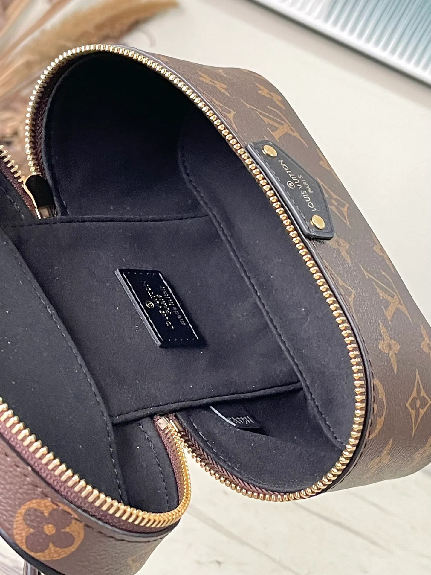 💰760 (steel hardware) top original order M47125 Vanity Chain Pouch handbag is inspired by the classic cosmetic case. Interpret the spirit of travel with Monogram canvas. The top handle and detachable braided chain are infused with leather elements, complementing the clean lines of the bag. The V-patterned padlock and leather key bag continue the iconic details. Dimensions: 19 × 11.2 × 6.5 cm