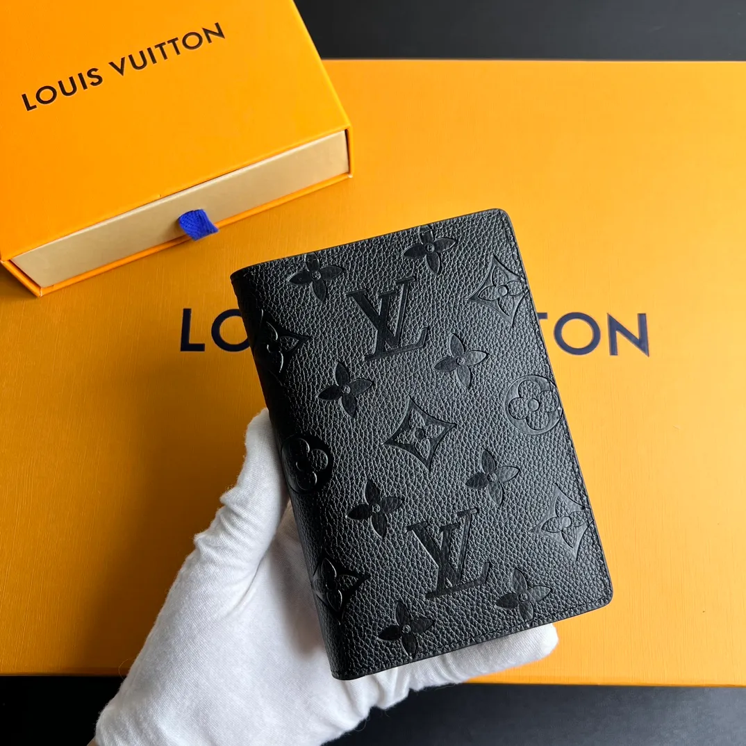 💰100 💎Upgraded original version🇫🇷 Exclusive real shot# Passport bag 💎 This Monogram canvas travel document holder can not only hold the passport, but also can hold three credit cards or business cards. Model: M60181 diamond pattern embossed Size: 10x 14 cm (length x height)