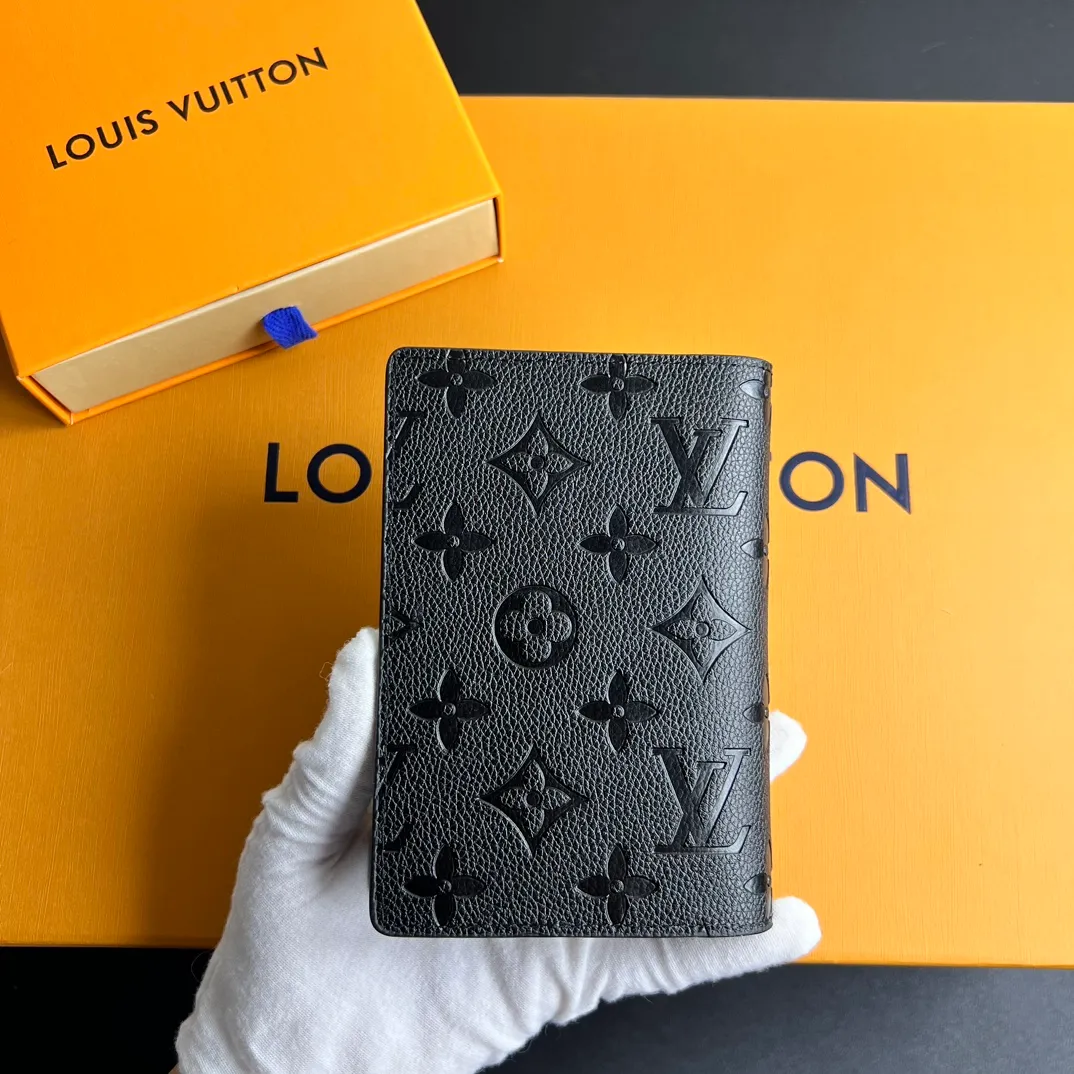 💰100 💎Upgraded original version🇫🇷 Exclusive real shot# Passport bag 💎 This Monogram canvas travel document holder can not only hold the passport, but also can hold three credit cards or business cards. Model: M60181 diamond pattern embossed Size: 10x 14 cm (length x height)
