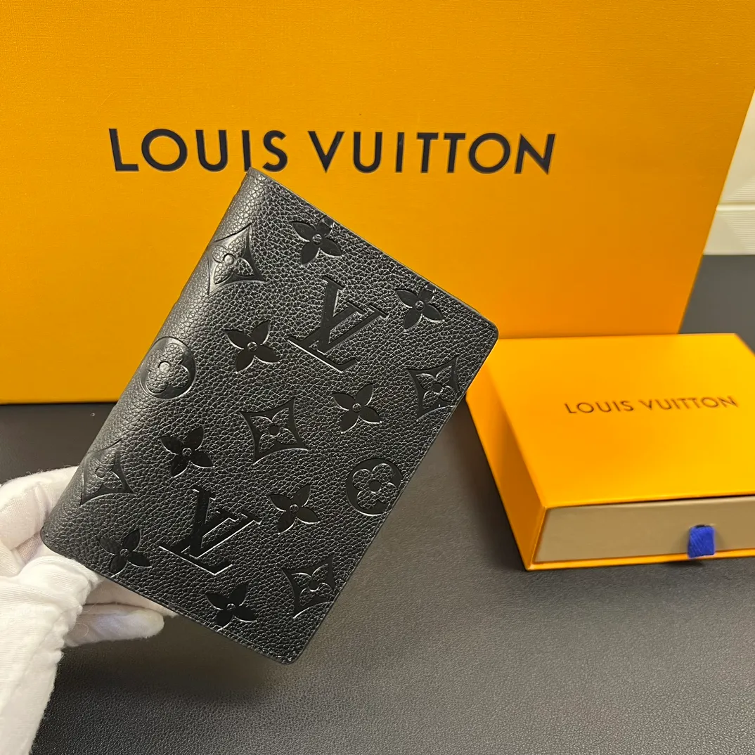 💰100 💎Upgraded original version🇫🇷 Exclusive real shot# Passport bag 💎 This Monogram canvas travel document holder can not only hold the passport, but also can hold three credit cards or business cards. Model: M60181 diamond pattern embossed Size: 10x 14 cm (length x height)