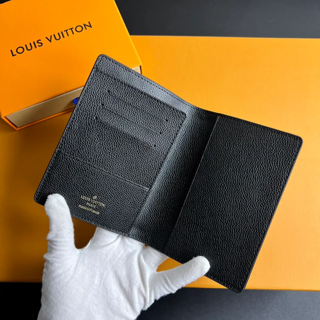 💰100 💎Upgraded original version🇫🇷 Exclusive real shot# Passport bag 💎 This Monogram canvas travel document holder can not only hold the passport, but also can hold three credit cards or business cards. Model: M60181 diamond pattern embossed Size: 10x 14 cm (length x height)