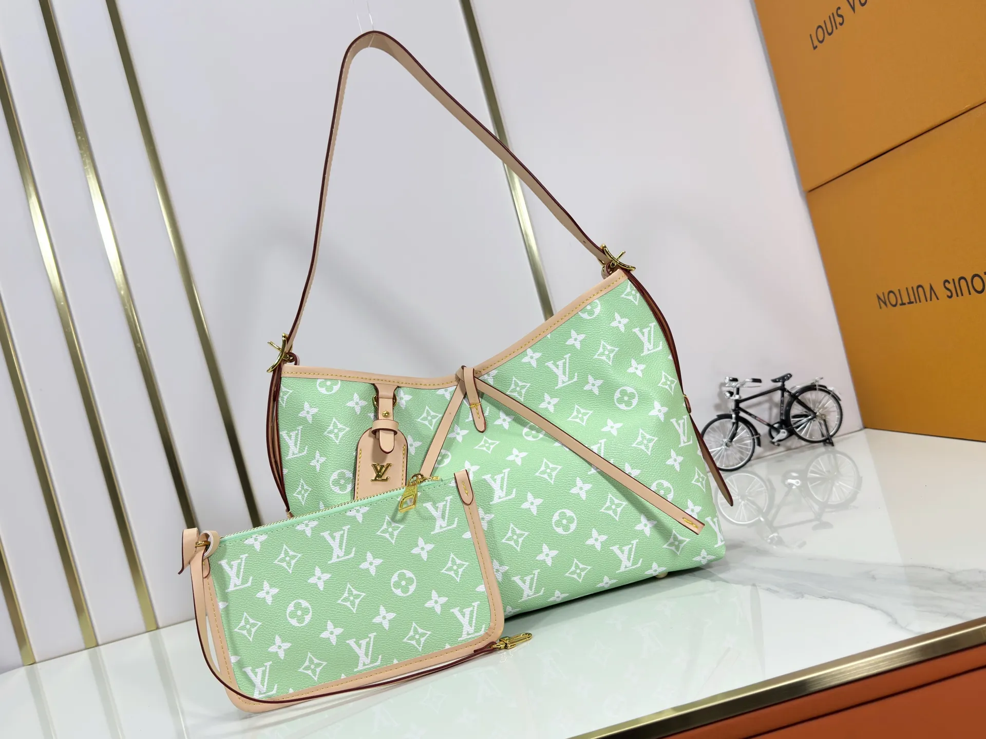 P280 upgraded original M24861 M25143 M46203 M46197 Colorful, legendary CarryAll medium handbag, with Monogram canvas and leather trimming to create a body-fitting design. There's a zipped pocket inside the ample space, and a detachable zipped clutch adds a functional element, with a buckle-adjustable handle. Small size: 29 x 24 x 12 cm