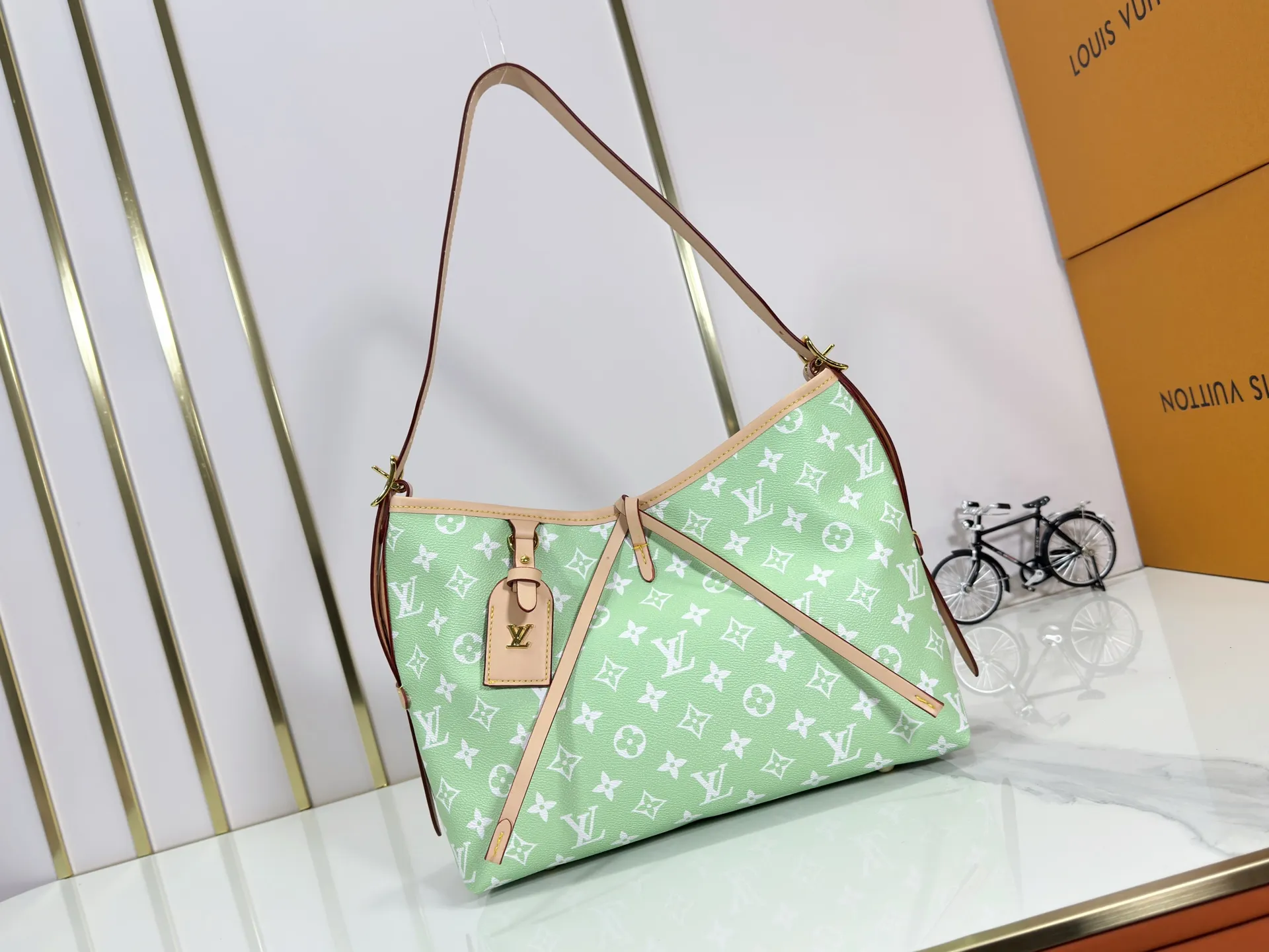 P280 upgraded original M24861 M25143 M46203 M46197 Colorful, legendary CarryAll medium handbag, with Monogram canvas and leather trimming to create a body-fitting design. There's a zipped pocket inside the ample space, and a detachable zipped clutch adds a functional element, with a buckle-adjustable handle. Small size: 29 x 24 x 12 cm