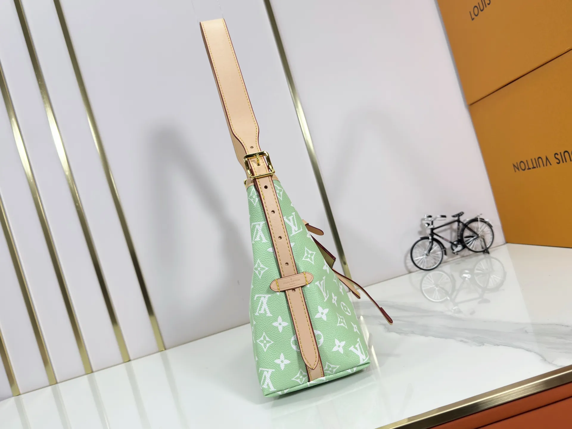 P280 upgraded original M24861 M25143 M46203 M46197 Colorful, legendary CarryAll medium handbag, with Monogram canvas and leather trimming to create a body-fitting design. There's a zipped pocket inside the ample space, and a detachable zipped clutch adds a functional element, with a buckle-adjustable handle. Small size: 29 x 24 x 12 cm