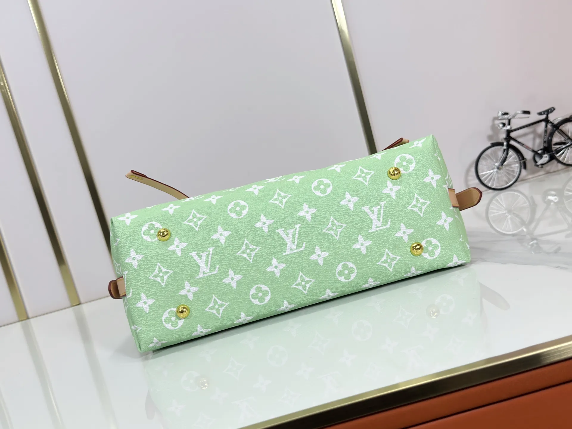 P280 upgraded original M24861 M25143 M46203 M46197 Colorful, legendary CarryAll medium handbag, with Monogram canvas and leather trimming to create a body-fitting design. There's a zipped pocket inside the ample space, and a detachable zipped clutch adds a functional element, with a buckle-adjustable handle. Small size: 29 x 24 x 12 cm