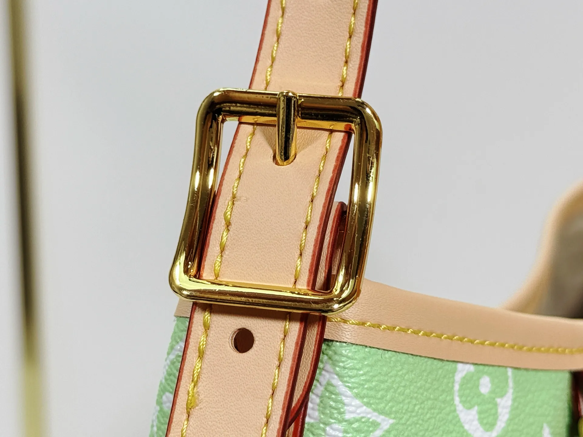 P280 upgraded original M24861 M25143 M46203 M46197 Colorful, legendary CarryAll medium handbag, with Monogram canvas and leather trimming to create a body-fitting design. There's a zipped pocket inside the ample space, and a detachable zipped clutch adds a functional element, with a buckle-adjustable handle. Small size: 29 x 24 x 12 cm