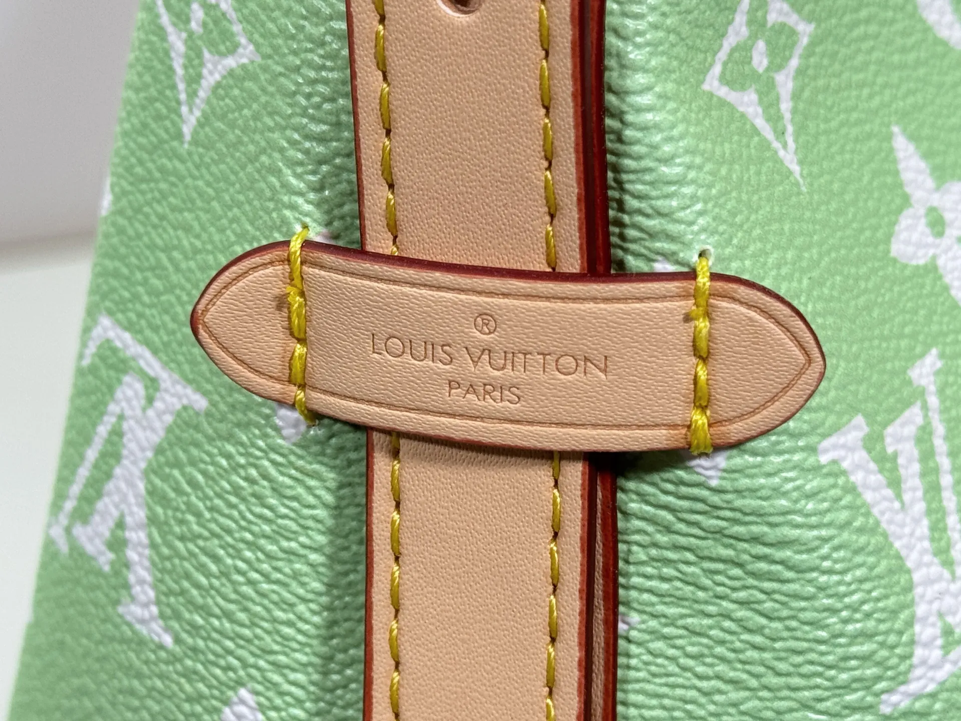 P280 upgraded original M24861 M25143 M46203 M46197 Colorful, legendary CarryAll medium handbag, with Monogram canvas and leather trimming to create a body-fitting design. There's a zipped pocket inside the ample space, and a detachable zipped clutch adds a functional element, with a buckle-adjustable handle. Small size: 29 x 24 x 12 cm