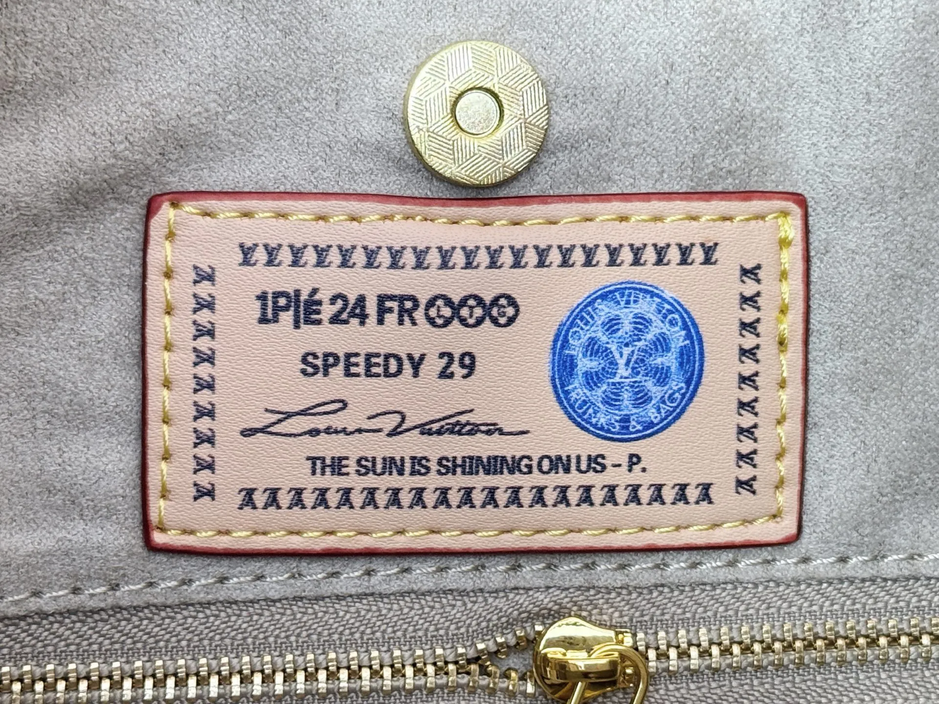 P280 upgraded original M24861 M25143 M46203 M46197 Colorful, legendary CarryAll medium handbag, with Monogram canvas and leather trimming to create a body-fitting design. There's a zipped pocket inside the ample space, and a detachable zipped clutch adds a functional element, with a buckle-adjustable handle. Small size: 29 x 24 x 12 cm