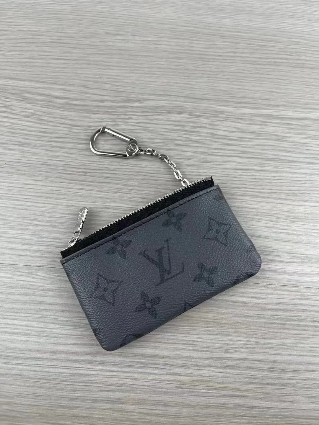 💰90💰This Damier canvas small leather bag can hold change and keys, and can be easily put into a handbag or clothing pocket. Key ring, key hook can be hung on the D-ring provided with most Louis Vuitton handbags, zipper closure, Damier canvas texture and embossed calfskin, shiny gold-tone hardware. 👏👏Model 62650, size: 12x7cm,