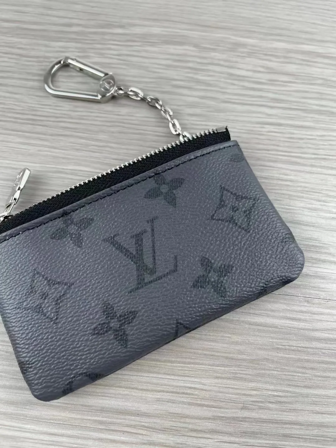 💰90💰This Damier canvas small leather bag can hold change and keys, and can be easily put into a handbag or clothing pocket. Key ring, key hook can be hung on the D-ring provided with most Louis Vuitton handbags, zipper closure, Damier canvas texture and embossed calfskin, shiny gold-tone hardware. 👏👏Model 62650, size: 12x7cm,