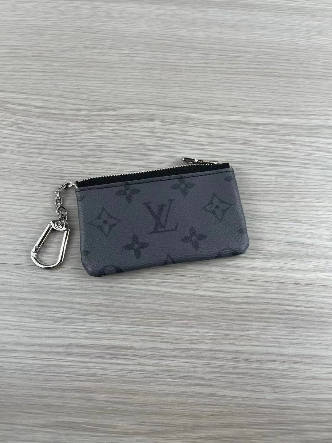 💰90💰This Damier canvas small leather bag can hold change and keys, and can be easily put into a handbag or clothing pocket. Key ring, key hook can be hung on the D-ring provided with most Louis Vuitton handbags, zipper closure, Damier canvas texture and embossed calfskin, shiny gold-tone hardware. 👏👏Model 62650, size: 12x7cm,