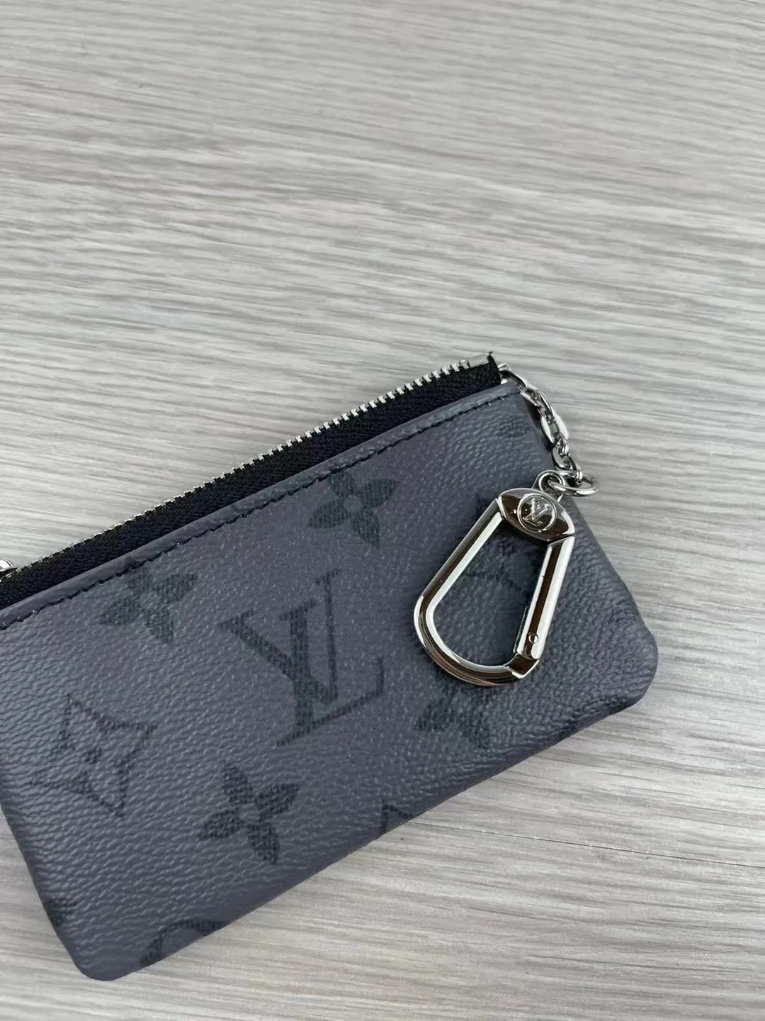 💰90💰This Damier canvas small leather bag can hold change and keys, and can be easily put into a handbag or clothing pocket. Key ring, key hook can be hung on the D-ring provided with most Louis Vuitton handbags, zipper closure, Damier canvas texture and embossed calfskin, shiny gold-tone hardware. 👏👏Model 62650, size: 12x7cm,