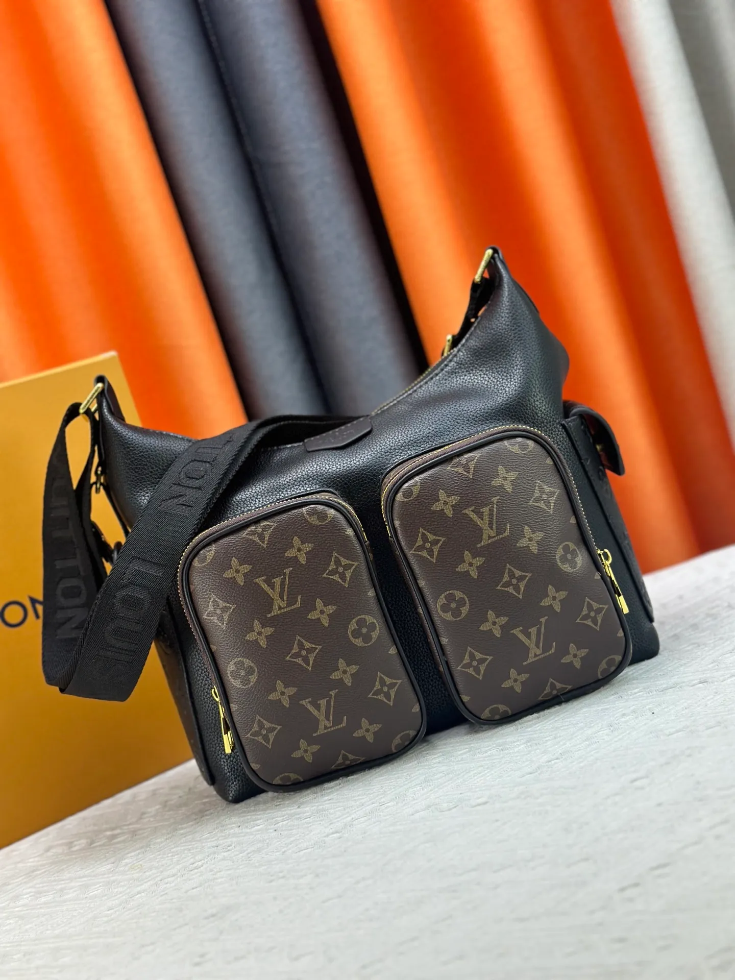 P300 upgraded original M13938 embroidered black M14778 embossed black, M12697 full pickup and its old flower bag flower material Classic canvas with wide shoulder straps, double pockets with magnetic buckles on both sides, presbyopic double pocket fabric with adjustable wide shoulder straps, injecting practical functions into the avant-garde design. The single-shoulder crossbody bag has always been a favorite of LV khaki with presbyopic classic vintage enthusiasts. It looks good on both men and women. Dimensions: length, height and width 30×31×10.8