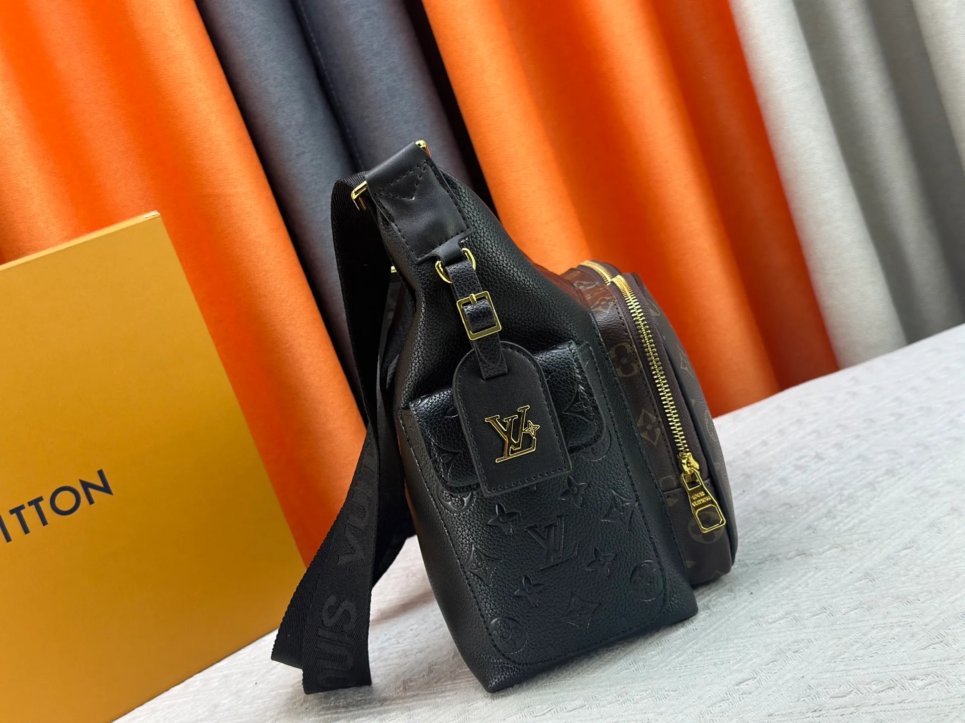P300 upgraded original M13938 embroidered black M14778 embossed black, M12697 full pickup and its old flower bag flower material Classic canvas with wide shoulder straps, double pockets with magnetic buckles on both sides, presbyopic double pocket fabric with adjustable wide shoulder straps, injecting practical functions into the avant-garde design. The single-shoulder crossbody bag has always been a favorite of LV khaki with presbyopic classic vintage enthusiasts. It looks good on both men and women. Dimensions: length, height and width 30×31×10.8