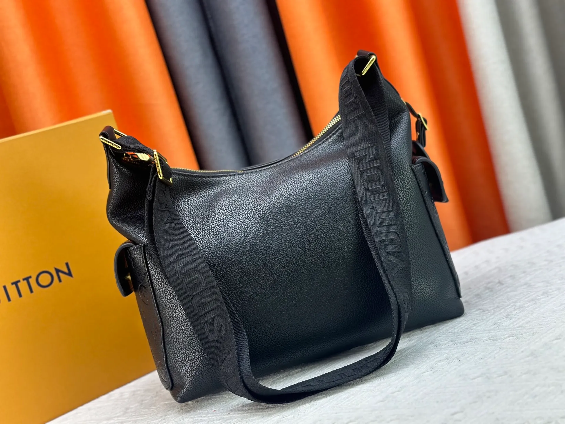 P300 upgraded original M13938 embroidered black M14778 embossed black, M12697 full pickup and its old flower bag flower material Classic canvas with wide shoulder straps, double pockets with magnetic buckles on both sides, presbyopic double pocket fabric with adjustable wide shoulder straps, injecting practical functions into the avant-garde design. The single-shoulder crossbody bag has always been a favorite of LV khaki with presbyopic classic vintage enthusiasts. It looks good on both men and women. Dimensions: length, height and width 30×31×10.8