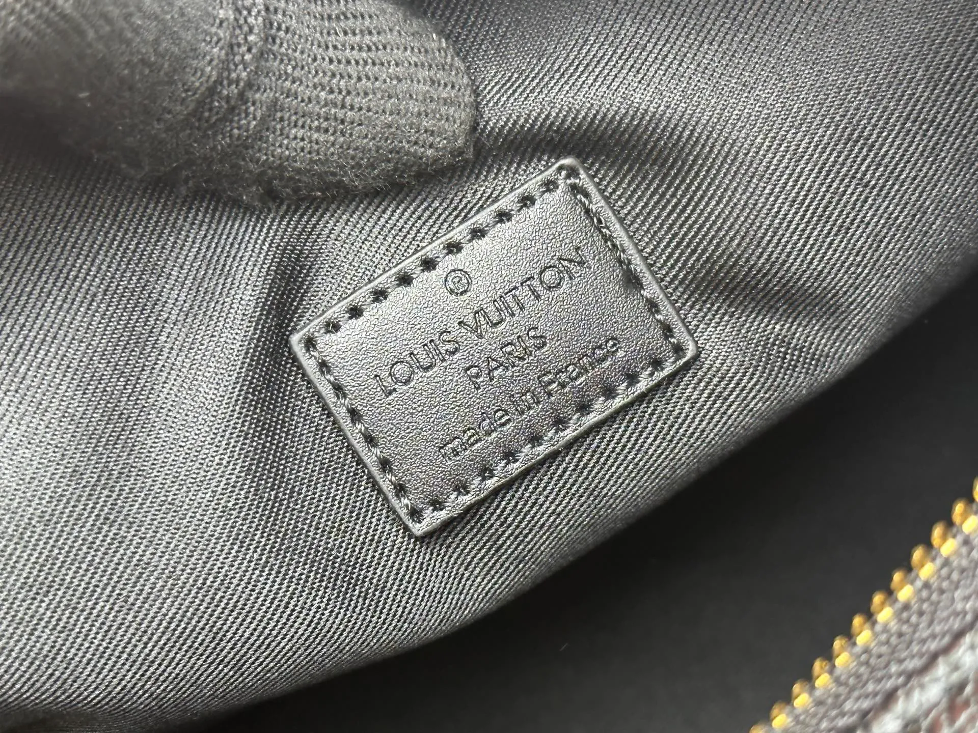 P300 upgraded original M13938 embroidered black M14778 embossed black, M12697 full pickup and its old flower bag flower material Classic canvas with wide shoulder straps, double pockets with magnetic buckles on both sides, presbyopic double pocket fabric with adjustable wide shoulder straps, injecting practical functions into the avant-garde design. The single-shoulder crossbody bag has always been a favorite of LV khaki with presbyopic classic vintage enthusiasts. It looks good on both men and women. Dimensions: length, height and width 30×31×10.8