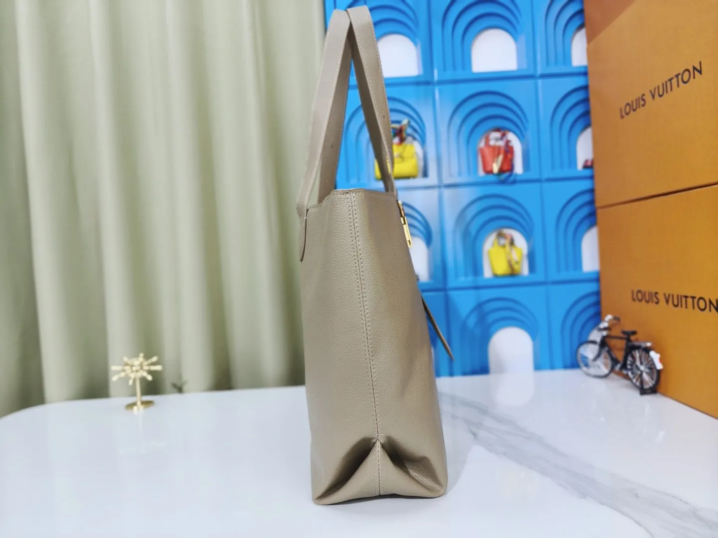 P280💰 Upgraded from the original M25341 M25342 M25343 This medium-sized Low Key Cabas handbag is wrapped in soft grained cow leather and lined with suede leather, creating a luxurious style with ingenuity. The brand's iconic padlock demonstrates an eclectic mix of elegant aesthetics and security features. The adjustable handle enables you to switch between hand-held and long- or short-shoulder carry. Dimensions: 47.0 x 30.0 x 14.0 cm