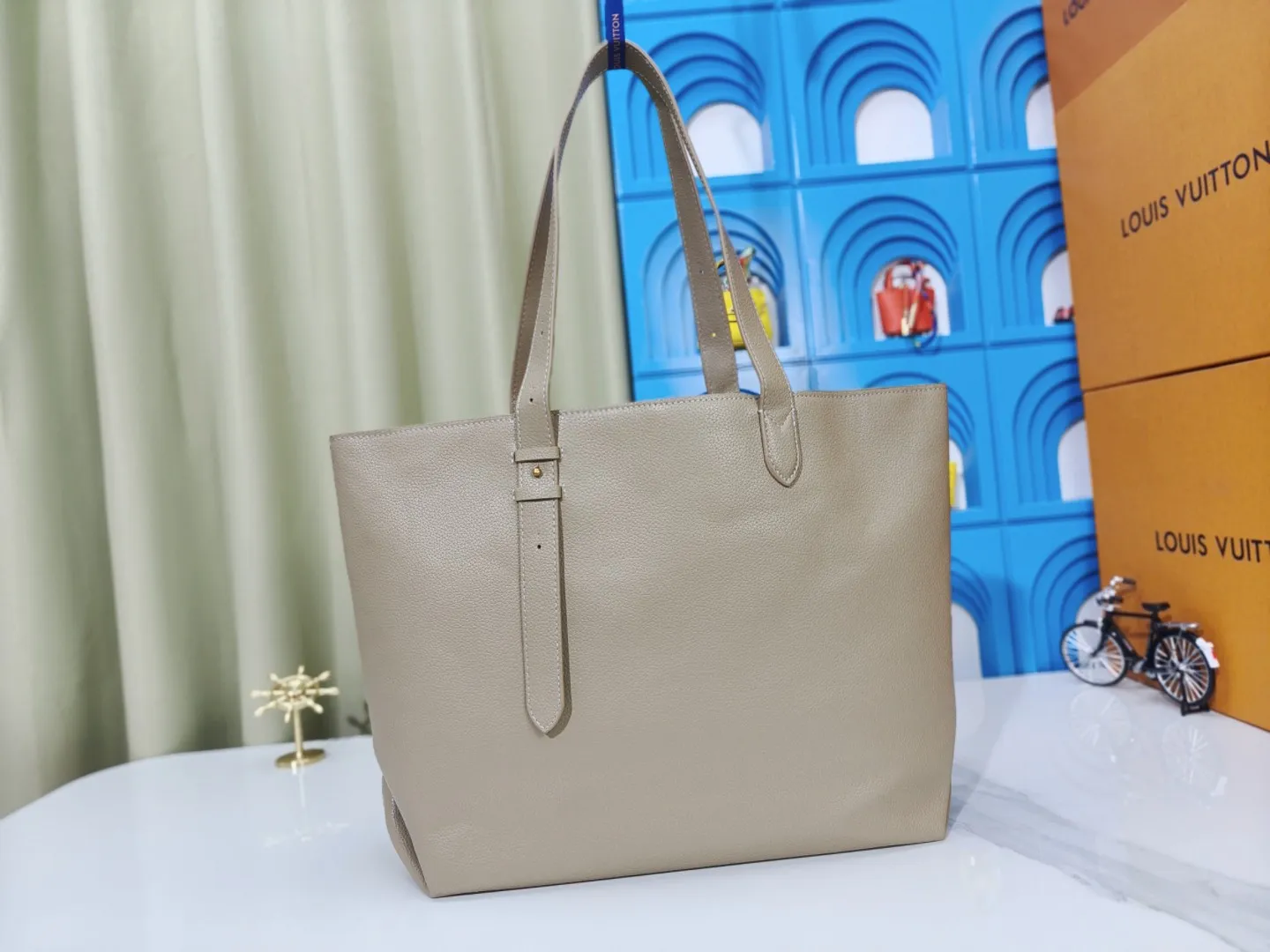 P280💰 Upgraded from the original M25341 M25342 M25343 This medium-sized Low Key Cabas handbag is wrapped in soft grained cow leather and lined with suede leather, creating a luxurious style with ingenuity. The brand's iconic padlock demonstrates an eclectic mix of elegant aesthetics and security features. The adjustable handle enables you to switch between hand-held and long- or short-shoulder carry. Dimensions: 47.0 x 30.0 x 14.0 cm