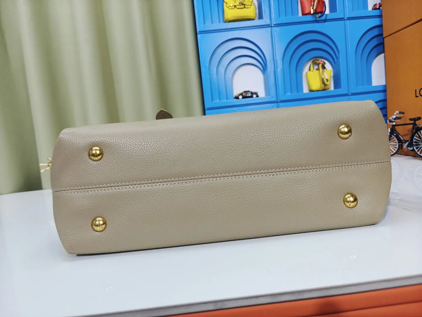 P280💰 Upgraded from the original M25341 M25342 M25343 This medium-sized Low Key Cabas handbag is wrapped in soft grained cow leather and lined with suede leather, creating a luxurious style with ingenuity. The brand's iconic padlock demonstrates an eclectic mix of elegant aesthetics and security features. The adjustable handle enables you to switch between hand-held and long- or short-shoulder carry. Dimensions: 47.0 x 30.0 x 14.0 cm