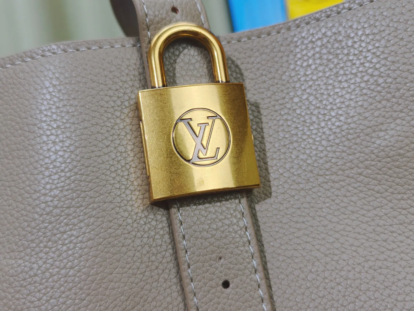 P280💰 Upgraded from the original M25341 M25342 M25343 This medium-sized Low Key Cabas handbag is wrapped in soft grained cow leather and lined with suede leather, creating a luxurious style with ingenuity. The brand's iconic padlock demonstrates an eclectic mix of elegant aesthetics and security features. The adjustable handle enables you to switch between hand-held and long- or short-shoulder carry. Dimensions: 47.0 x 30.0 x 14.0 cm