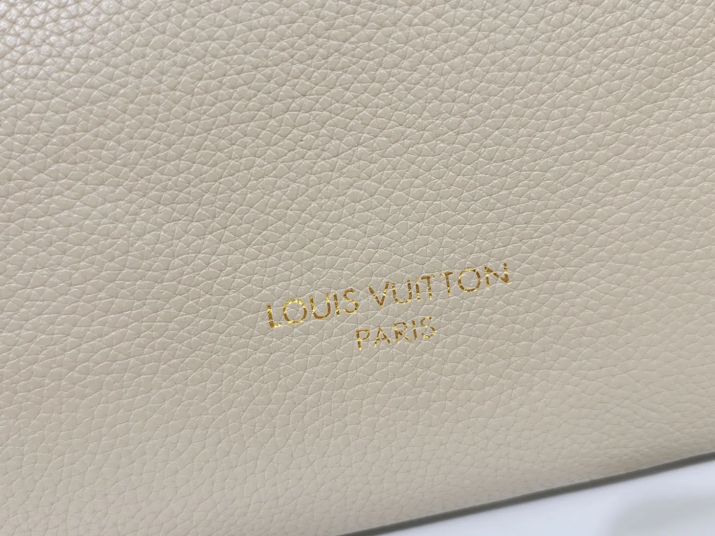 P280💰 Upgraded from the original M25341 M25342 M25343 This medium-sized Low Key Cabas handbag is wrapped in soft grained cow leather and lined with suede leather, creating a luxurious style with ingenuity. The brand's iconic padlock demonstrates an eclectic mix of elegant aesthetics and security features. The adjustable handle enables you to switch between hand-held and long- or short-shoulder carry. Dimensions: 47.0 x 30.0 x 14.0 cm