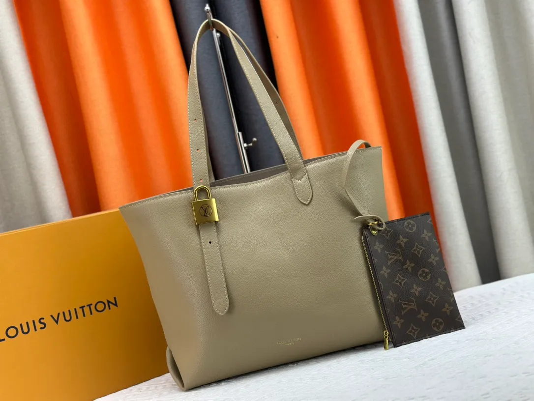 P260 Upgraded original M25341 M25342 M25343 This medium-sized Low Key Cabas handbag is made of soft grained cow leather and suede leather lining, creating a luxurious style. The brand's iconic padlock demonstrates an eclectic mix of elegant aesthetics and security features. The adjustable handle enables you to switch between hand-held and long- or short-shoulder carry. Dimensions: 47.0 x 30.0 x 14.0 cm
