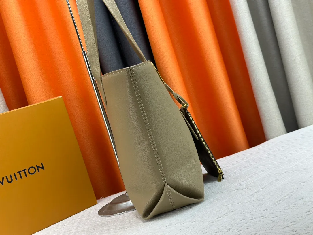P260 Upgraded original M25341 M25342 M25343 This medium-sized Low Key Cabas handbag is made of soft grained cow leather and suede leather lining, creating a luxurious style. The brand's iconic padlock demonstrates an eclectic mix of elegant aesthetics and security features. The adjustable handle enables you to switch between hand-held and long- or short-shoulder carry. Dimensions: 47.0 x 30.0 x 14.0 cm