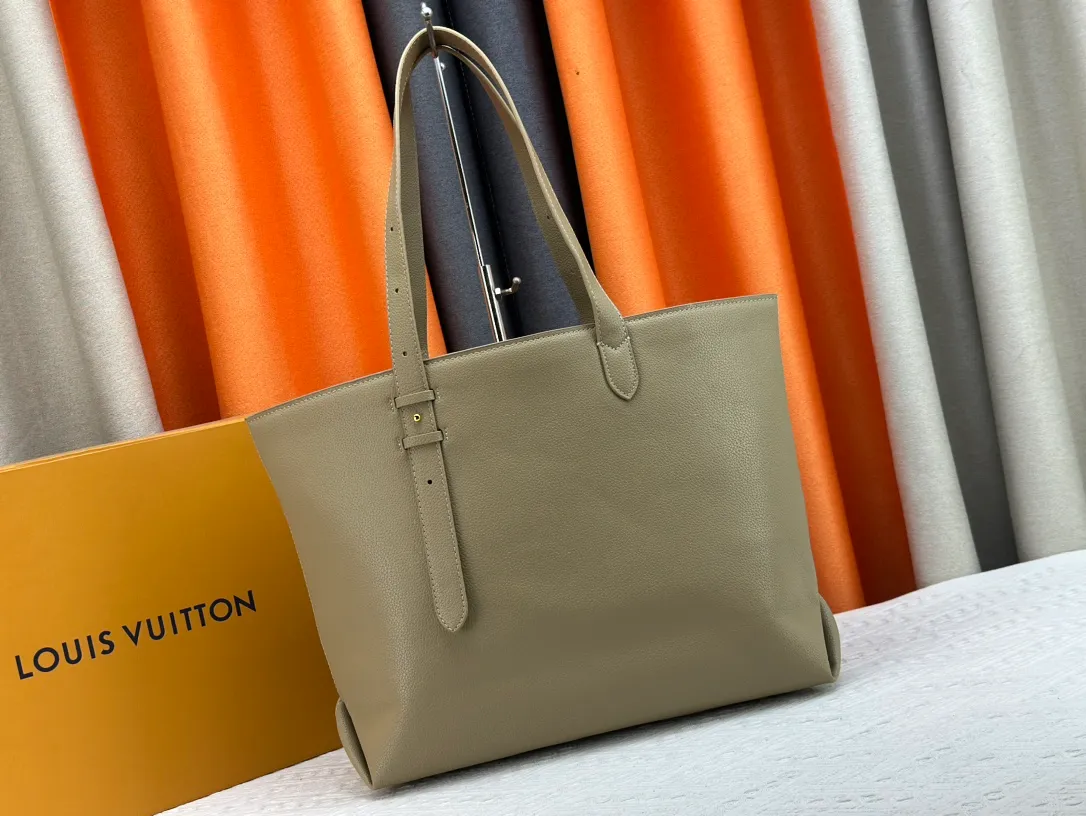 P260 Upgraded original M25341 M25342 M25343 This medium-sized Low Key Cabas handbag is made of soft grained cow leather and suede leather lining, creating a luxurious style. The brand's iconic padlock demonstrates an eclectic mix of elegant aesthetics and security features. The adjustable handle enables you to switch between hand-held and long- or short-shoulder carry. Dimensions: 47.0 x 30.0 x 14.0 cm