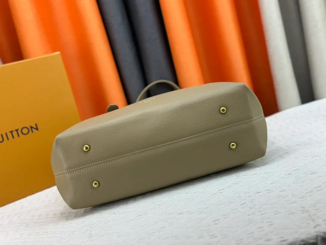 P260 Upgraded original M25341 M25342 M25343 This medium-sized Low Key Cabas handbag is made of soft grained cow leather and suede leather lining, creating a luxurious style. The brand's iconic padlock demonstrates an eclectic mix of elegant aesthetics and security features. The adjustable handle enables you to switch between hand-held and long- or short-shoulder carry. Dimensions: 47.0 x 30.0 x 14.0 cm