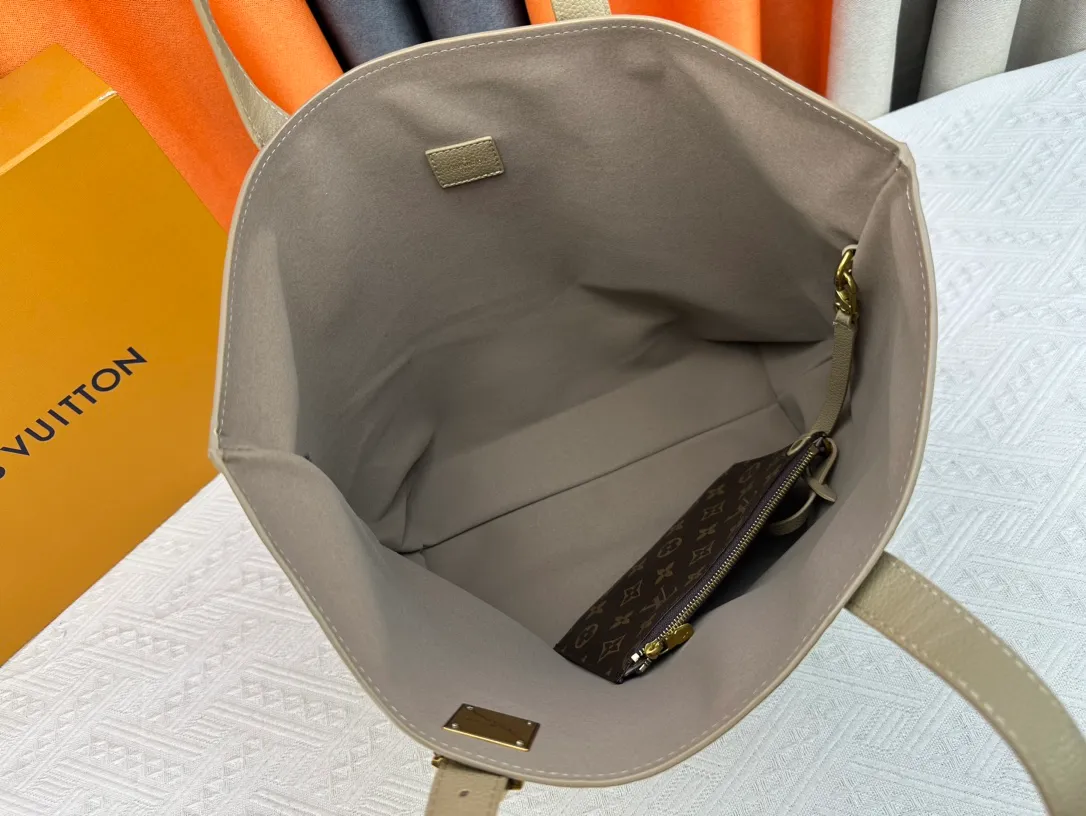 P260 Upgraded original M25341 M25342 M25343 This medium-sized Low Key Cabas handbag is made of soft grained cow leather and suede leather lining, creating a luxurious style. The brand's iconic padlock demonstrates an eclectic mix of elegant aesthetics and security features. The adjustable handle enables you to switch between hand-held and long- or short-shoulder carry. Dimensions: 47.0 x 30.0 x 14.0 cm