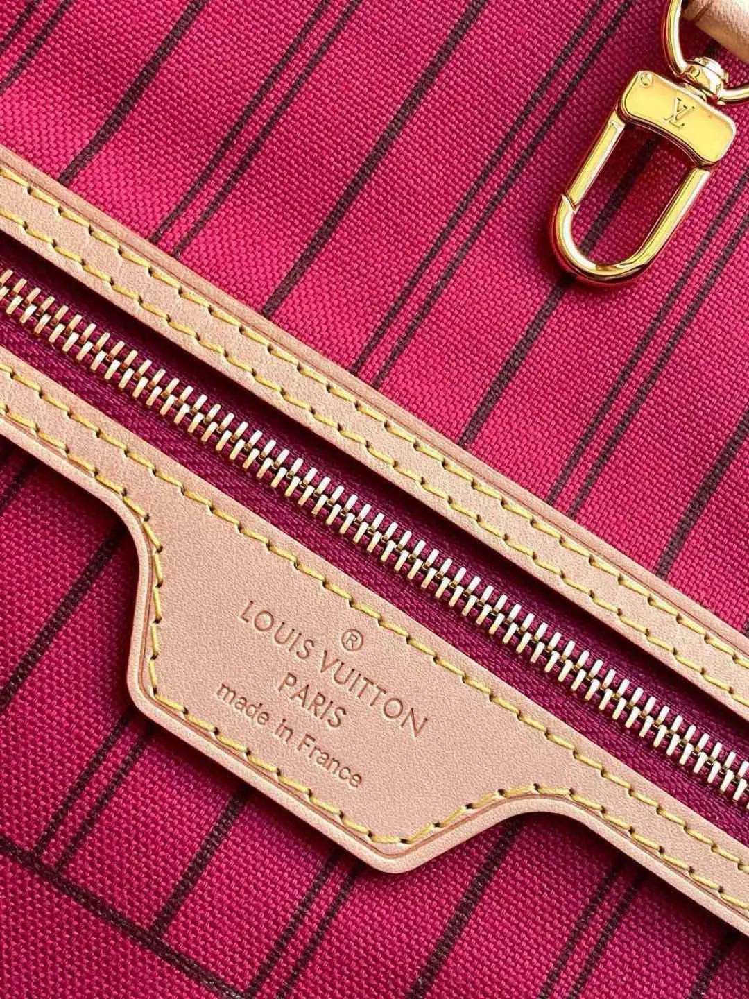💰760 (medium steel nails) top original order M41178 NEVERFULL medium handbag Neverfull classic handbag, explore the exquisite details inside the bag. The redesigned interior pockets feature a fresh fabric lining, especially the detachable zippered clutch, which can be used alone as a sophisticated clutch or as an additional pocket. Bright lining tones add a more lively feel to Monogram's classic canvas. Detailed features 31 x 28 x 14 cm (Length x Height x Width) Redesigned interior pocket with details inspired by the Louis Vuitton archives Pocket lined with linen fabric Removable zipped clutch with tonal interior pocket Natural cowhide leather trim Shiny gold-tone hardware Handles: Double handle