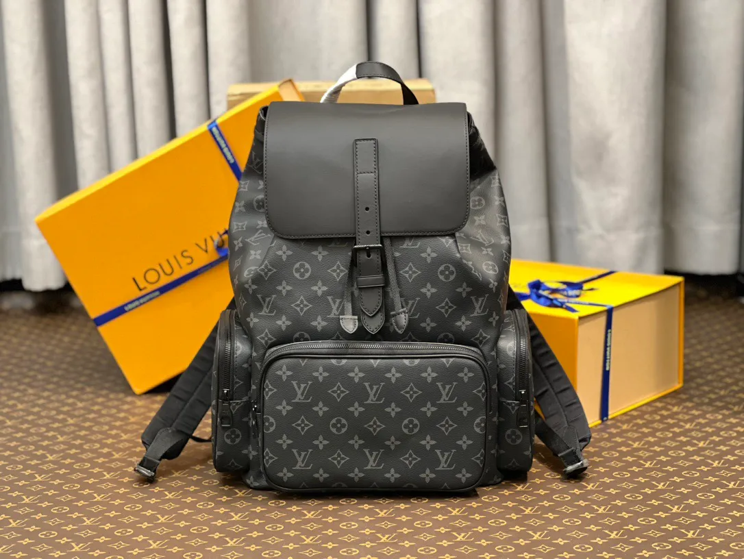 💰1060 Top Original M45538 Black Flower TRIO Backpack The new Trio backpack combines Louis Vuitton’s classic Monogram canvas with the creative elements of Virgil Abloh’s pen, cleverly connecting brand heritage and modern style. The soft material makes it comfortable to carry, and the magnetic closure and multi-pocket design make it more convenient. Detailed features 60 x 72 x 19 cm