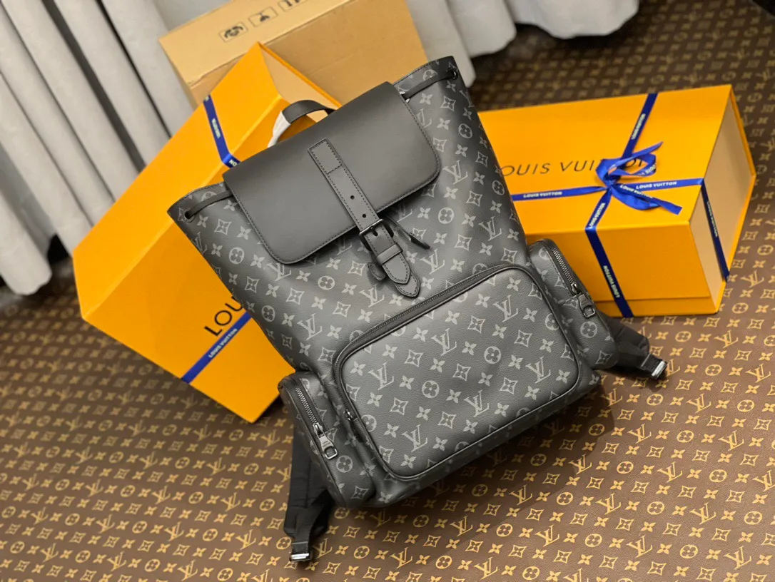 💰1060 Top Original M45538 Black Flower TRIO Backpack The new Trio backpack combines Louis Vuitton’s classic Monogram canvas with the creative elements of Virgil Abloh’s pen, cleverly connecting brand heritage and modern style. The soft material makes it comfortable to carry, and the magnetic closure and multi-pocket design make it more convenient. Detailed features 60 x 72 x 19 cm