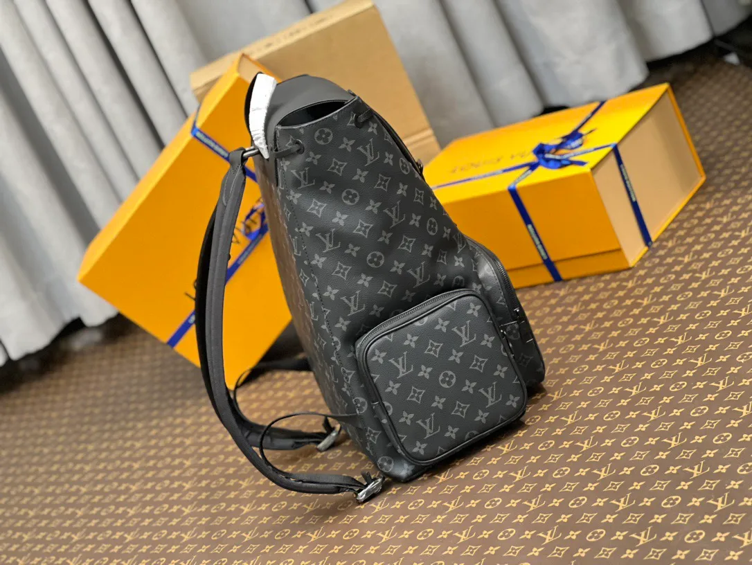 💰1060 Top Original M45538 Black Flower TRIO Backpack The new Trio backpack combines Louis Vuitton’s classic Monogram canvas with the creative elements of Virgil Abloh’s pen, cleverly connecting brand heritage and modern style. The soft material makes it comfortable to carry, and the magnetic closure and multi-pocket design make it more convenient. Detailed features 60 x 72 x 19 cm