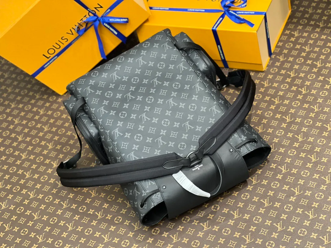 💰1060 Top Original M45538 Black Flower TRIO Backpack The new Trio backpack combines Louis Vuitton’s classic Monogram canvas with the creative elements of Virgil Abloh’s pen, cleverly connecting brand heritage and modern style. The soft material makes it comfortable to carry, and the magnetic closure and multi-pocket design make it more convenient. Detailed features 60 x 72 x 19 cm