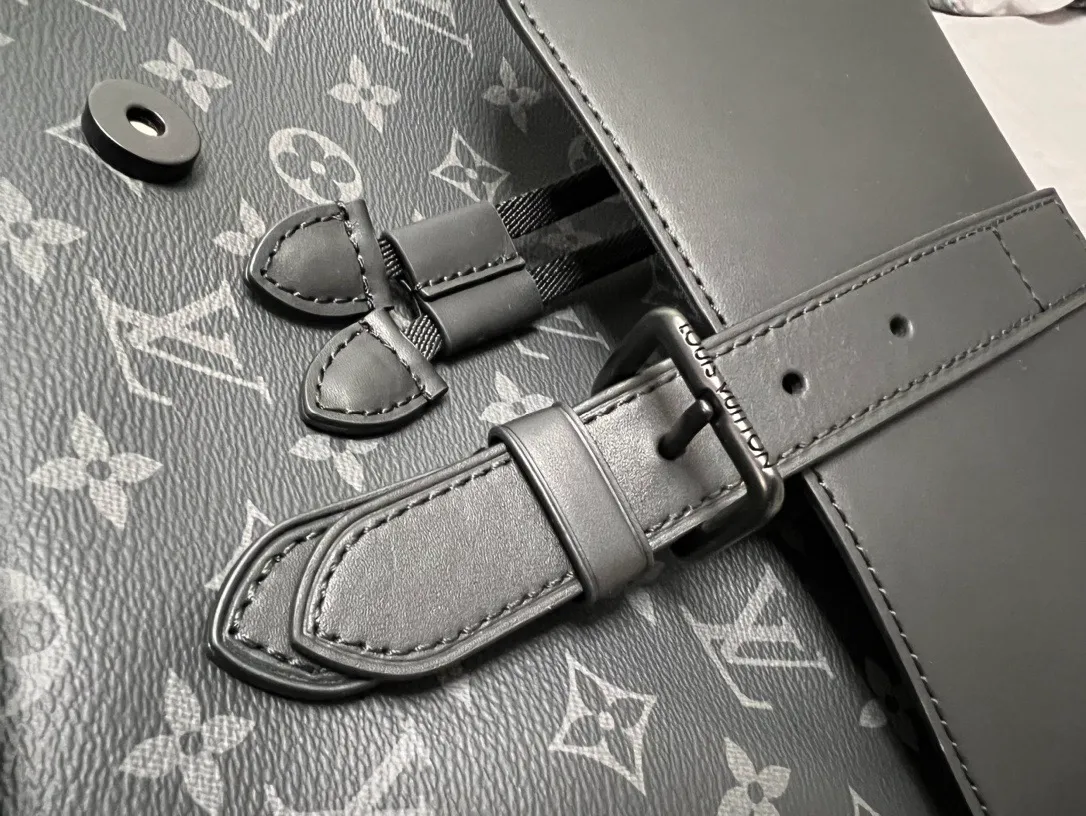 💰1060 Top Original M45538 Black Flower TRIO Backpack The new Trio backpack combines Louis Vuitton’s classic Monogram canvas with the creative elements of Virgil Abloh’s pen, cleverly connecting brand heritage and modern style. The soft material makes it comfortable to carry, and the magnetic closure and multi-pocket design make it more convenient. Detailed features 60 x 72 x 19 cm
