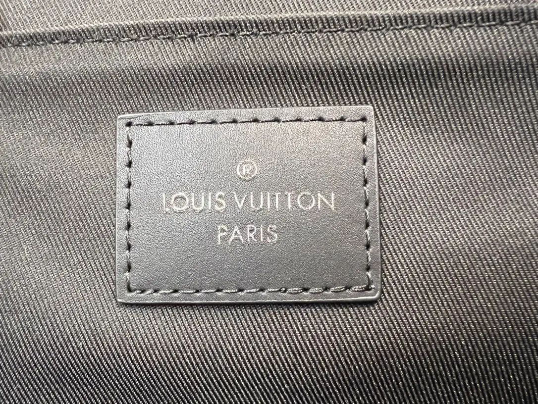 💰1060 Top Original M45538 Black Flower TRIO Backpack The new Trio backpack combines Louis Vuitton’s classic Monogram canvas with the creative elements of Virgil Abloh’s pen, cleverly connecting brand heritage and modern style. The soft material makes it comfortable to carry, and the magnetic closure and multi-pocket design make it more convenient. Detailed features 60 x 72 x 19 cm