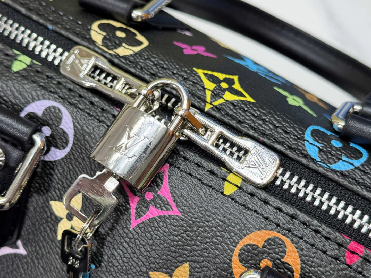 P280 Upgraded original M13805 M13257 M40390 LV Murakami Takashi co-branded NANOSPEEDY handbag This Nano Speedy handbag combines Monogram canvas and cow leather trim printing, with 33 colorful colors to interpret white, black and white tricolor. It has been launched in twelve sections and is very popular around the world and is loved by celebrities. 25.0 x 19.0 x 15.0 cm