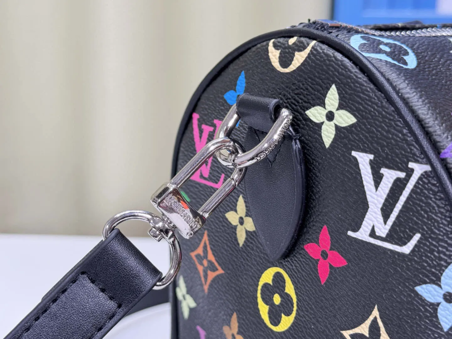 P280 Upgraded original M13805 M13257 M40390 LV Murakami Takashi co-branded NANOSPEEDY handbag This Nano Speedy handbag combines Monogram canvas and cow leather trim printing, with 33 colorful colors to interpret white, black and white tricolor. It has been launched in twelve sections and is very popular around the world and is loved by celebrities. 25.0 x 19.0 x 15.0 cm
