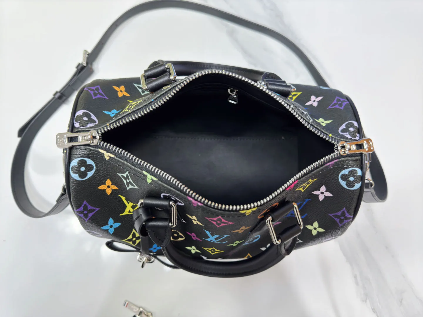 P280 Upgraded original M13805 M13257 M40390 LV Murakami Takashi co-branded NANOSPEEDY handbag This Nano Speedy handbag combines Monogram canvas and cow leather trim printing, with 33 colorful colors to interpret white, black and white tricolor. It has been launched in twelve sections and is very popular around the world and is loved by celebrities. 25.0 x 19.0 x 15.0 cm