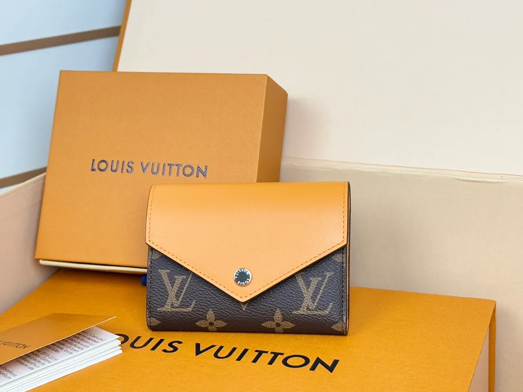 Factory Price 320 [Top Original Order] M12285 Yellow New Wallet 30% Off Bean Style M12390 Yellow, M12387 Red, M12885 Red, M12392 Rose Inspired by Louis Verton's archives, "Portouille Victorine" has been updated with new colors unique to this season. Featuring a silver shutter button on a signature monolithic canvas, it's the ideal statement item for organizing and storing valuables. Dimensions: 12 x 9.5 x 2.5 cm.