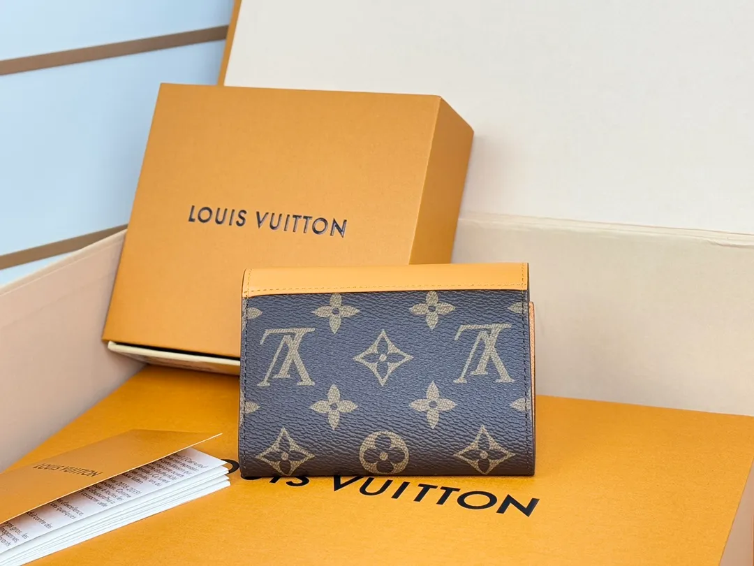 Factory Price 320 [Top Original Order] M12285 Yellow New Wallet 30% Off Bean Style M12390 Yellow, M12387 Red, M12885 Red, M12392 Rose Inspired by Louis Verton's archives, "Portouille Victorine" has been updated with new colors unique to this season. Featuring a silver shutter button on a signature monolithic canvas, it's the ideal statement item for organizing and storing valuables. Dimensions: 12 x 9.5 x 2.5 cm.