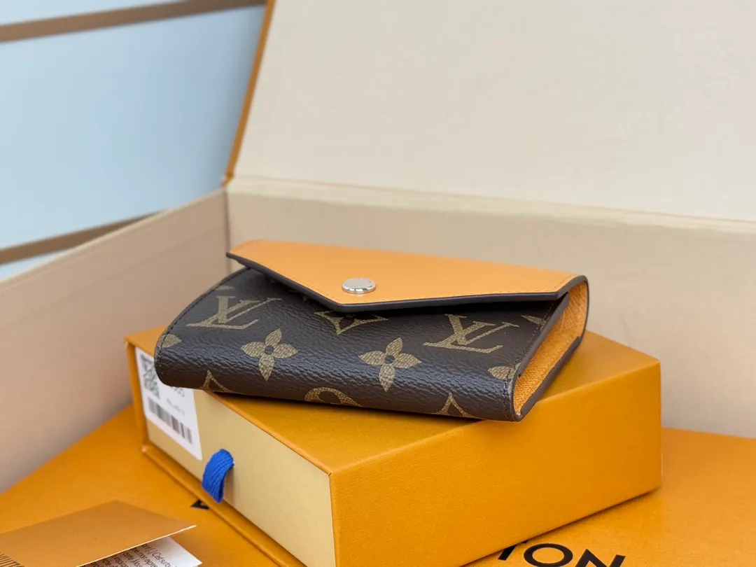 Factory Price 320 [Top Original Order] M12285 Yellow New Wallet 30% Off Bean Style M12390 Yellow, M12387 Red, M12885 Red, M12392 Rose Inspired by Louis Verton's archives, "Portouille Victorine" has been updated with new colors unique to this season. Featuring a silver shutter button on a signature monolithic canvas, it's the ideal statement item for organizing and storing valuables. Dimensions: 12 x 9.5 x 2.5 cm.