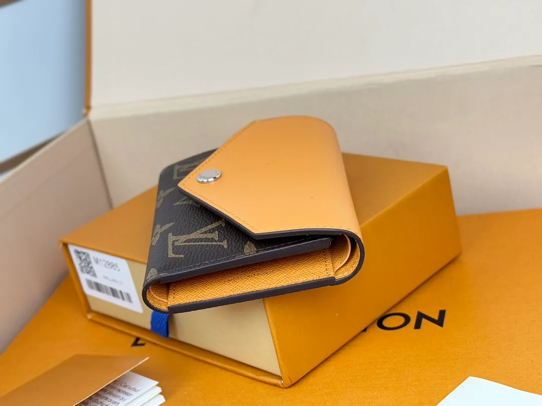 Factory Price 320 [Top Original Order] M12285 Yellow New Wallet 30% Off Bean Style M12390 Yellow, M12387 Red, M12885 Red, M12392 Rose Inspired by Louis Verton's archives, "Portouille Victorine" has been updated with new colors unique to this season. Featuring a silver shutter button on a signature monolithic canvas, it's the ideal statement item for organizing and storing valuables. Dimensions: 12 x 9.5 x 2.5 cm.