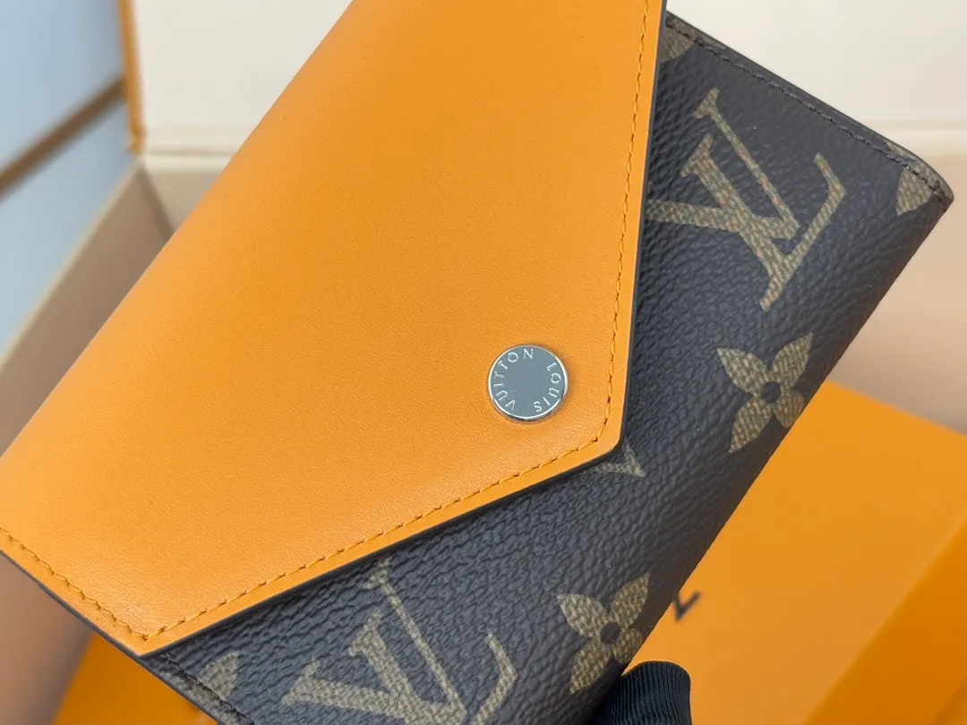 Factory Price 320 [Top Original Order] M12285 Yellow New Wallet 30% Off Bean Style M12390 Yellow, M12387 Red, M12885 Red, M12392 Rose Inspired by Louis Verton's archives, "Portouille Victorine" has been updated with new colors unique to this season. Featuring a silver shutter button on a signature monolithic canvas, it's the ideal statement item for organizing and storing valuables. Dimensions: 12 x 9.5 x 2.5 cm.