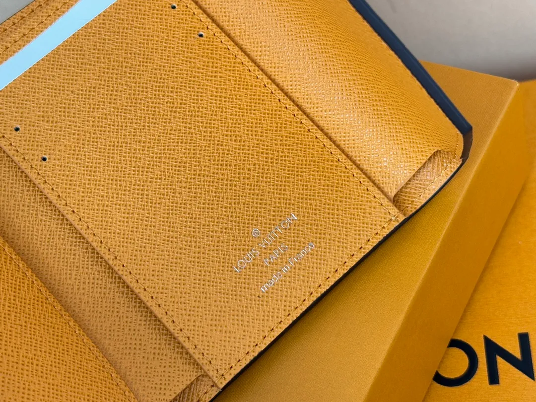 Factory Price 320 [Top Original Order] M12285 Yellow New Wallet 30% Off Bean Style M12390 Yellow, M12387 Red, M12885 Red, M12392 Rose Inspired by Louis Verton's archives, "Portouille Victorine" has been updated with new colors unique to this season. Featuring a silver shutter button on a signature monolithic canvas, it's the ideal statement item for organizing and storing valuables. Dimensions: 12 x 9.5 x 2.5 cm.