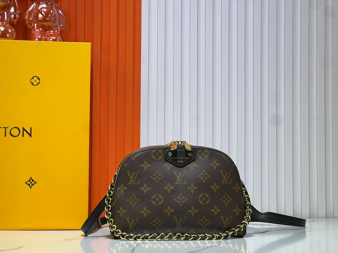 Batch 260💰M12996 LV Half Crescent Double Zipper Handbag A brand new silhouette double zipper handbag, the half crescent double zipper design is not only practical and convenient, but also an excellent choice for fashion matching. In addition, the latest item, Sim Trunk, perfectly combines sturdiness with pin details, demonstrating Louis Vuitton’s ultimate pursuit of craftsmanship. Silver zippers and exquisite chains add a touch of luxury and sophistication to the entire series. Whether you're going out on a daily basis or attending a party, these accessories can be the finishing touch to your outfit. Come and explore this Louis Vuitton 2025 collection full of surprises! Let every detail show your unique taste and personality! Size 22.14