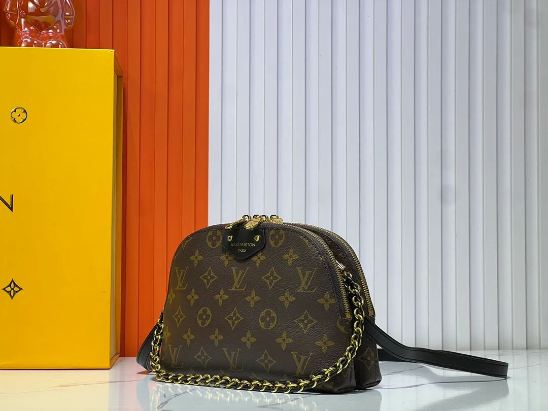Batch 260💰M12996 LV Half Crescent Double Zipper Handbag A brand new silhouette double zipper handbag, the half crescent double zipper design is not only practical and convenient, but also an excellent choice for fashion matching. In addition, the latest item, Sim Trunk, perfectly combines sturdiness with pin details, demonstrating Louis Vuitton’s ultimate pursuit of craftsmanship. Silver zippers and exquisite chains add a touch of luxury and sophistication to the entire series. Whether you're going out on a daily basis or attending a party, these accessories can be the finishing touch to your outfit. Come and explore this Louis Vuitton 2025 collection full of surprises! Let every detail show your unique taste and personality! Size 22.14